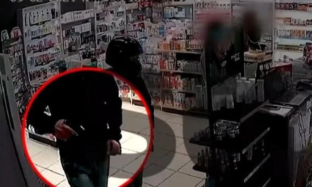 Ένοπλη ληστεία σε φαρμακείο στα Άνω Λιόσια: Καρέ - καρέ οι στιγμές τρόμου που έζησαν υπάλληλοι και πελάτες